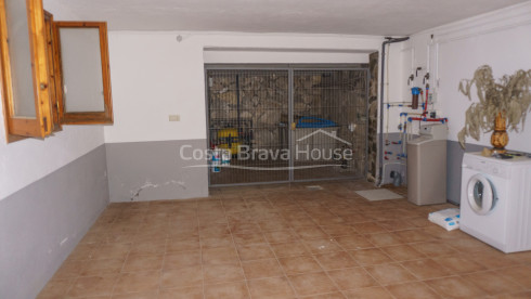 House with pool and garden for sale in Tamariu, just 1 km from the beach, on a 1600 m² plot