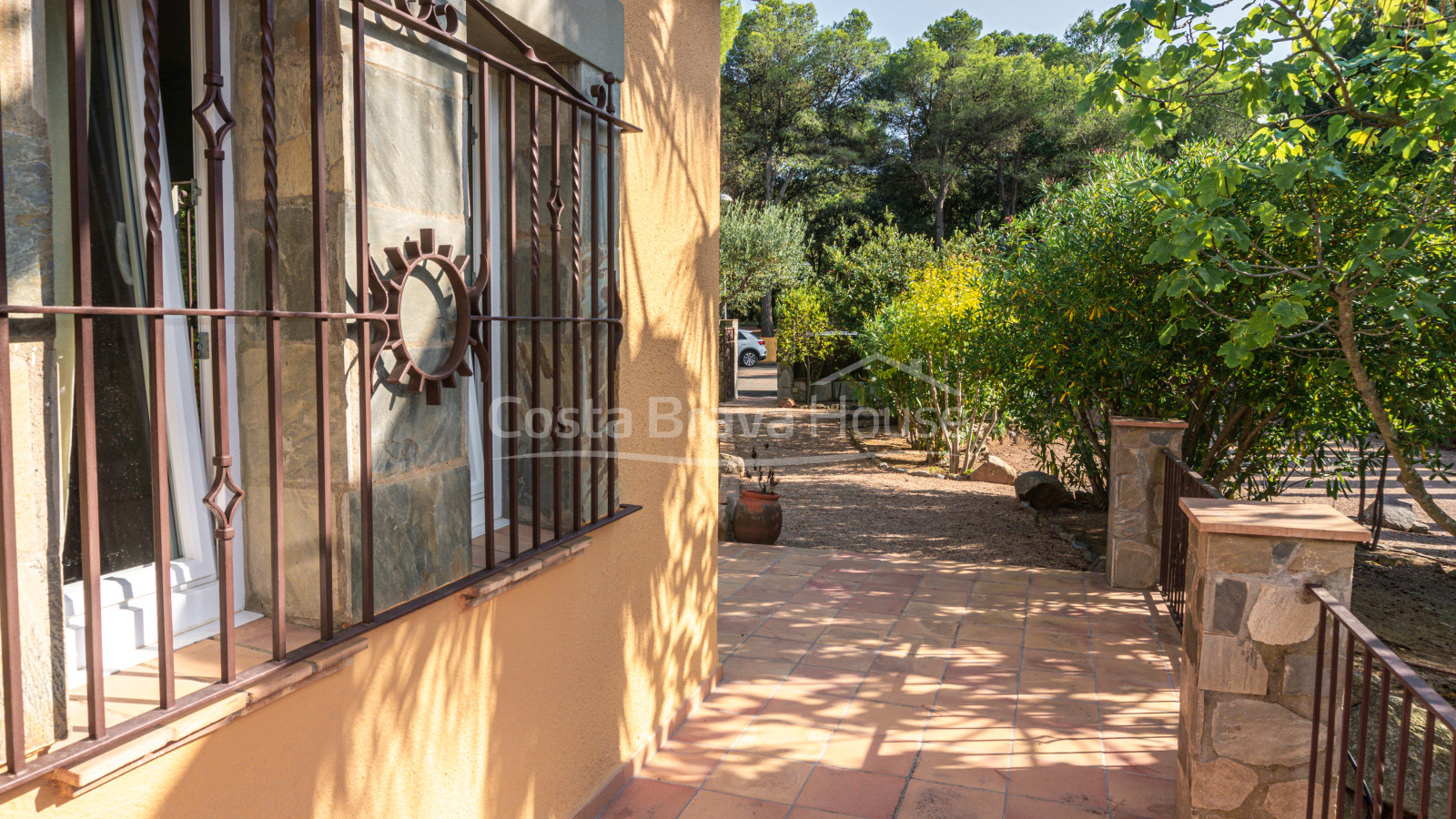 Casa con piscina y jardín en venta en Tamariu, a solamente 1 km de la playa, en parcela de 1600 m².