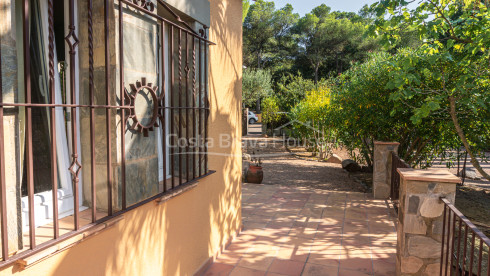 Casa amb piscina i jardí en venda a Tamariu, a només 1 km de la platja, en parcel·la de 1600 m².