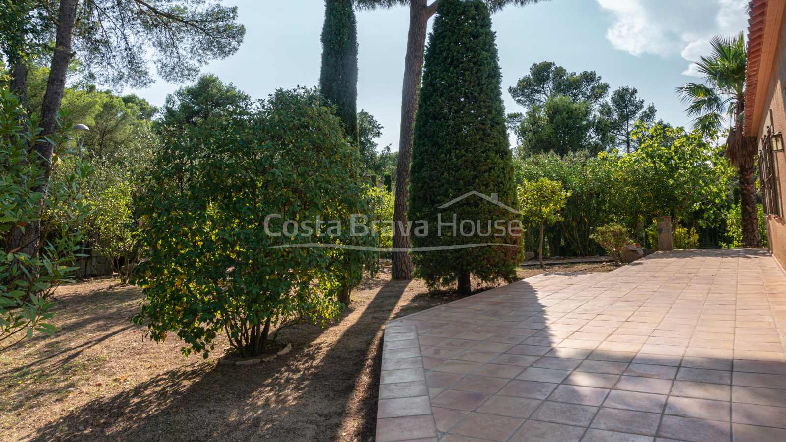 Casa amb piscina i jardí en venda a Tamariu, a només 1 km de la platja, en parcel·la de 1600 m².