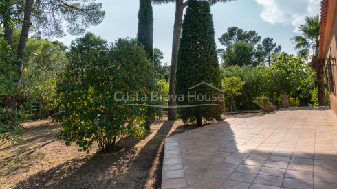 Casa amb piscina i jardí en venda a Tamariu, a només 1 km de la platja, en parcel·la de 1600 m².