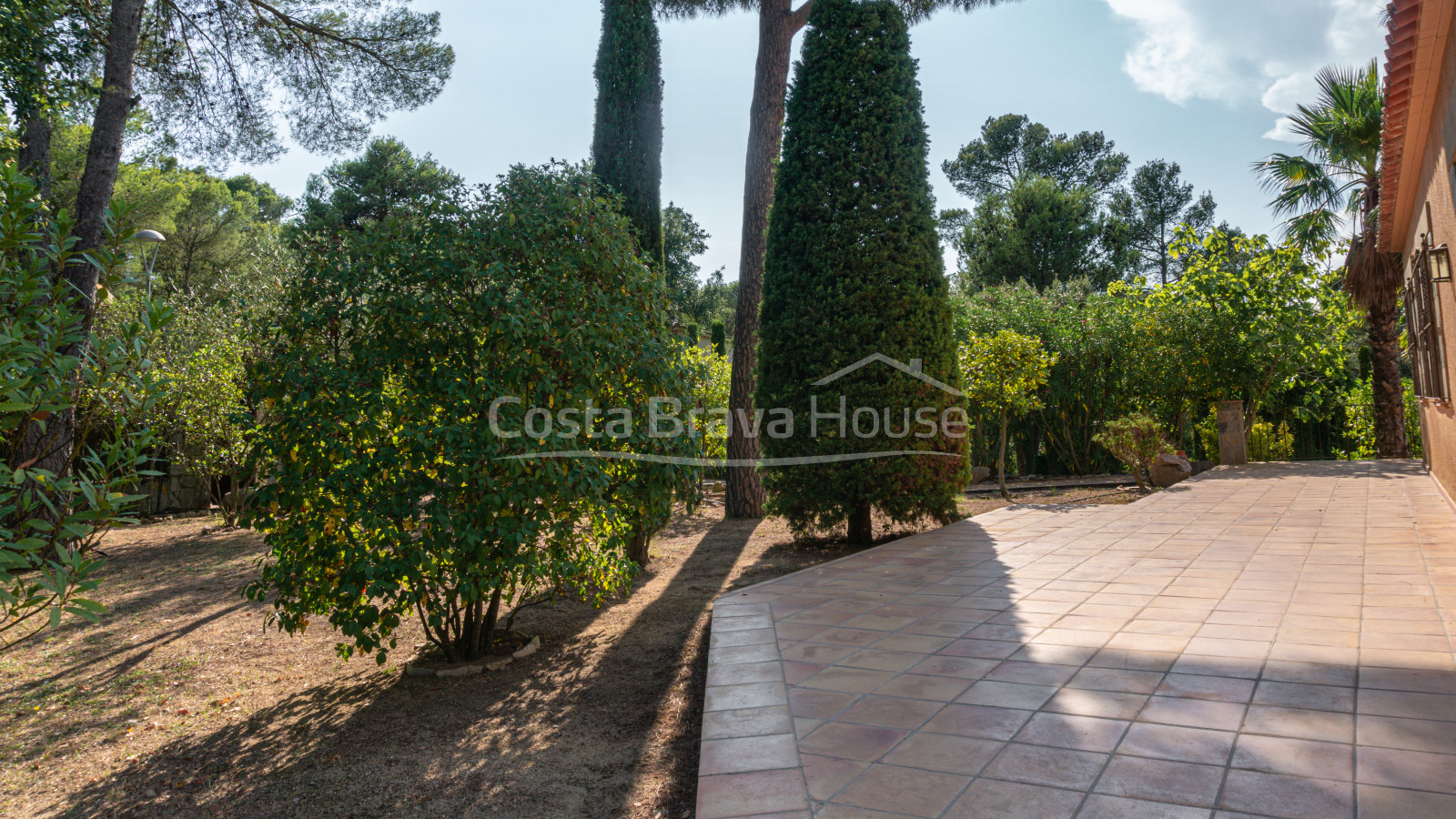 Maison avec piscine et jardin à vendre à Tamariu, à 1 km de la plage, sur un terrain de 1600 m².