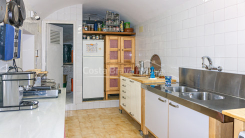 Gerenoveerd herenhuis te koop in Begur, rustig gelegen op slechts 3 min lopen van het kerkplein