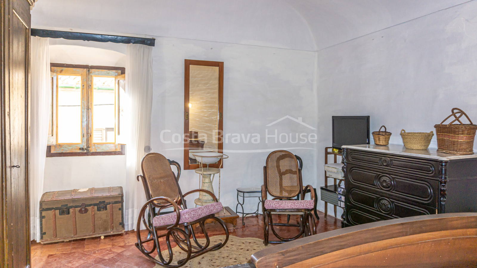 Renovated townhouse for sale in Begur, in a quietl location only 3 min on foot to the church square