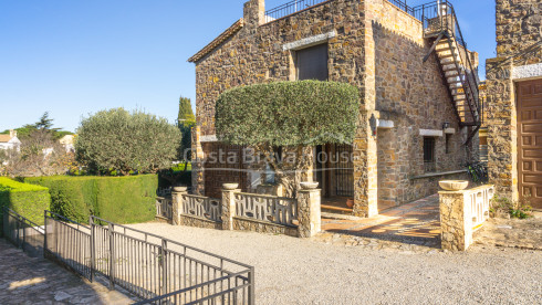 House for sale in Calella Palafrugell 10 min from the beach, in an attractive community with pool