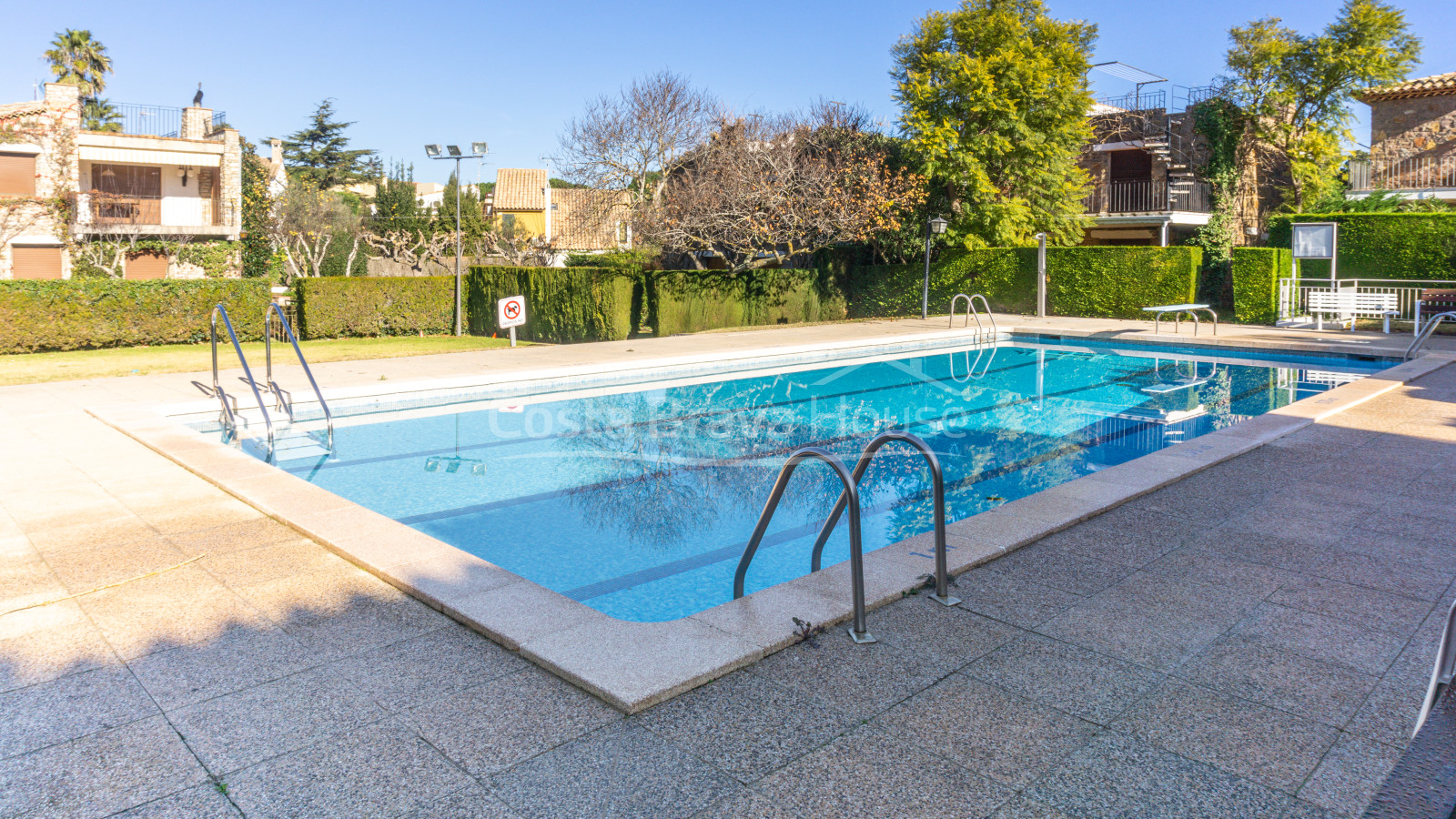 House for sale in Calella Palafrugell 10 min from the beach, in an attractive community with pool