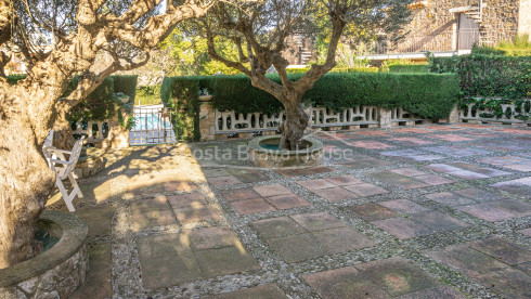House for sale in Calella Palafrugell 10 min from the beach, in an attractive community with pool