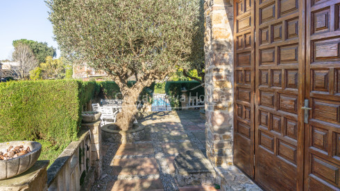 House for sale in Calella Palafrugell 10 min from the beach, in an attractive community with pool