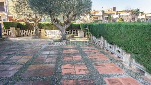 House for sale in Calella Palafrugell 10 min from the beach, in an attractive community with pool