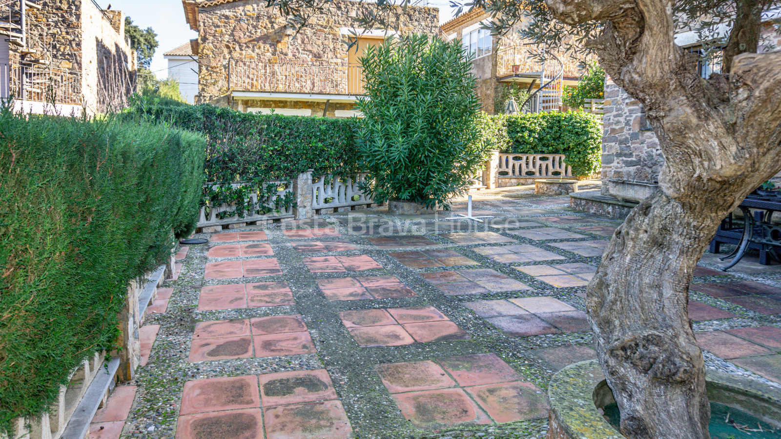 House for sale in Calella Palafrugell 10 min from the beach, in an attractive community with pool