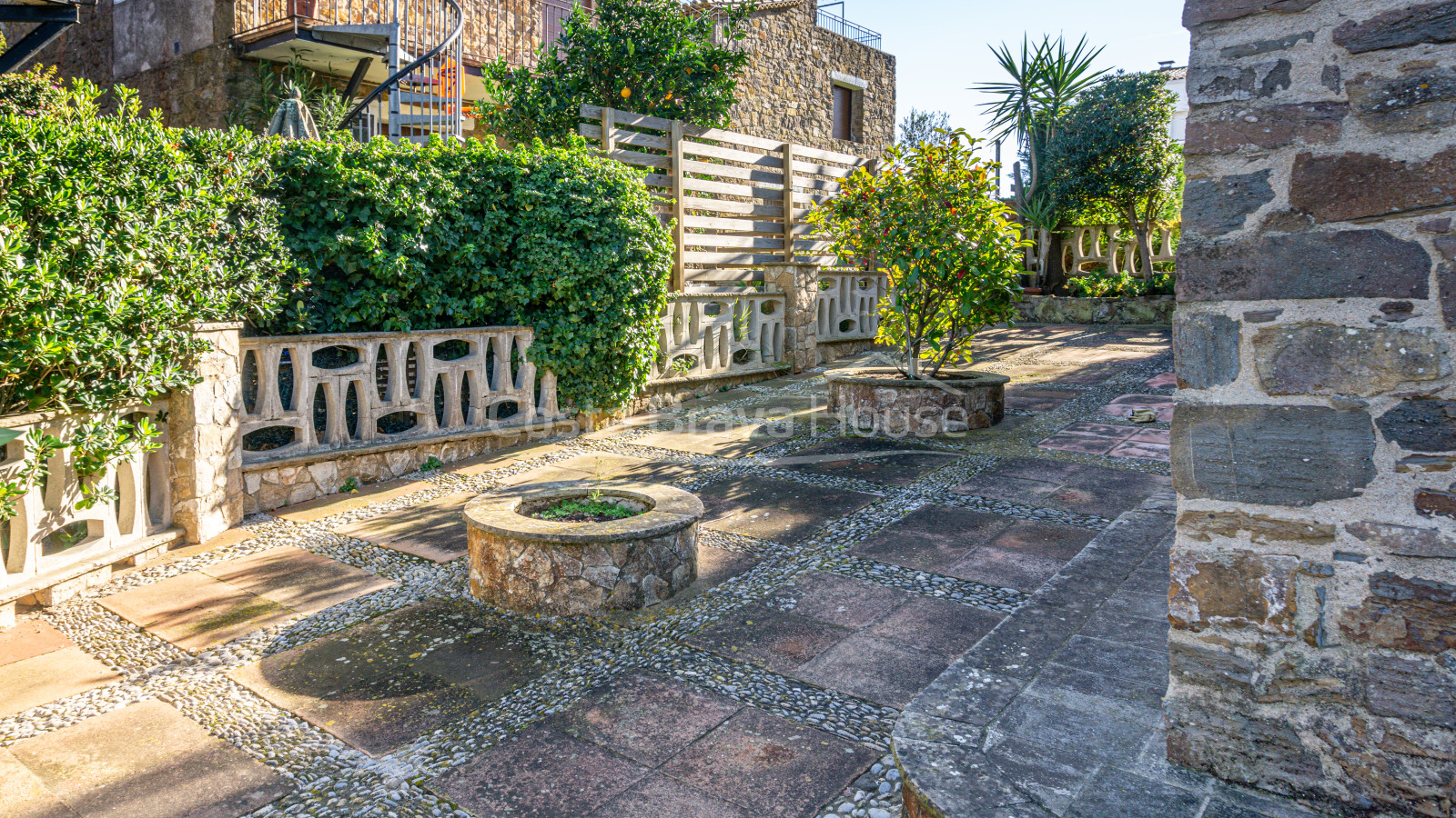 House for sale in Calella Palafrugell 10 min from the beach, in an attractive community with pool