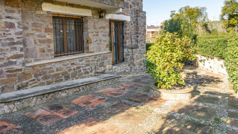 House for sale in Calella Palafrugell 10 min from the beach, in an attractive community with pool