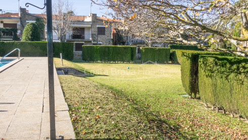 House for sale in Calella Palafrugell 10 min from the beach, in an attractive community with pool