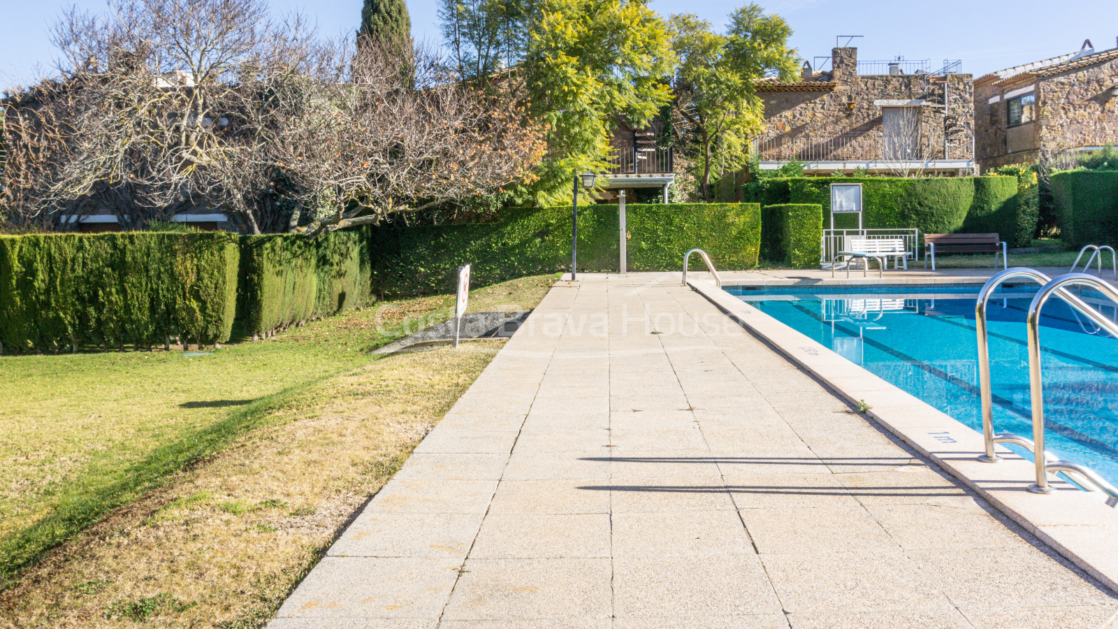 House for sale in Calella Palafrugell 10 min from the beach, in an attractive community with pool