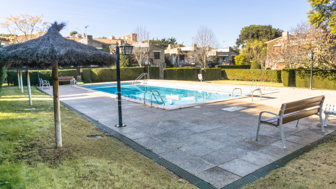 House for sale in Calella Palafrugell 10 min from the beach, in an attractive community with pool