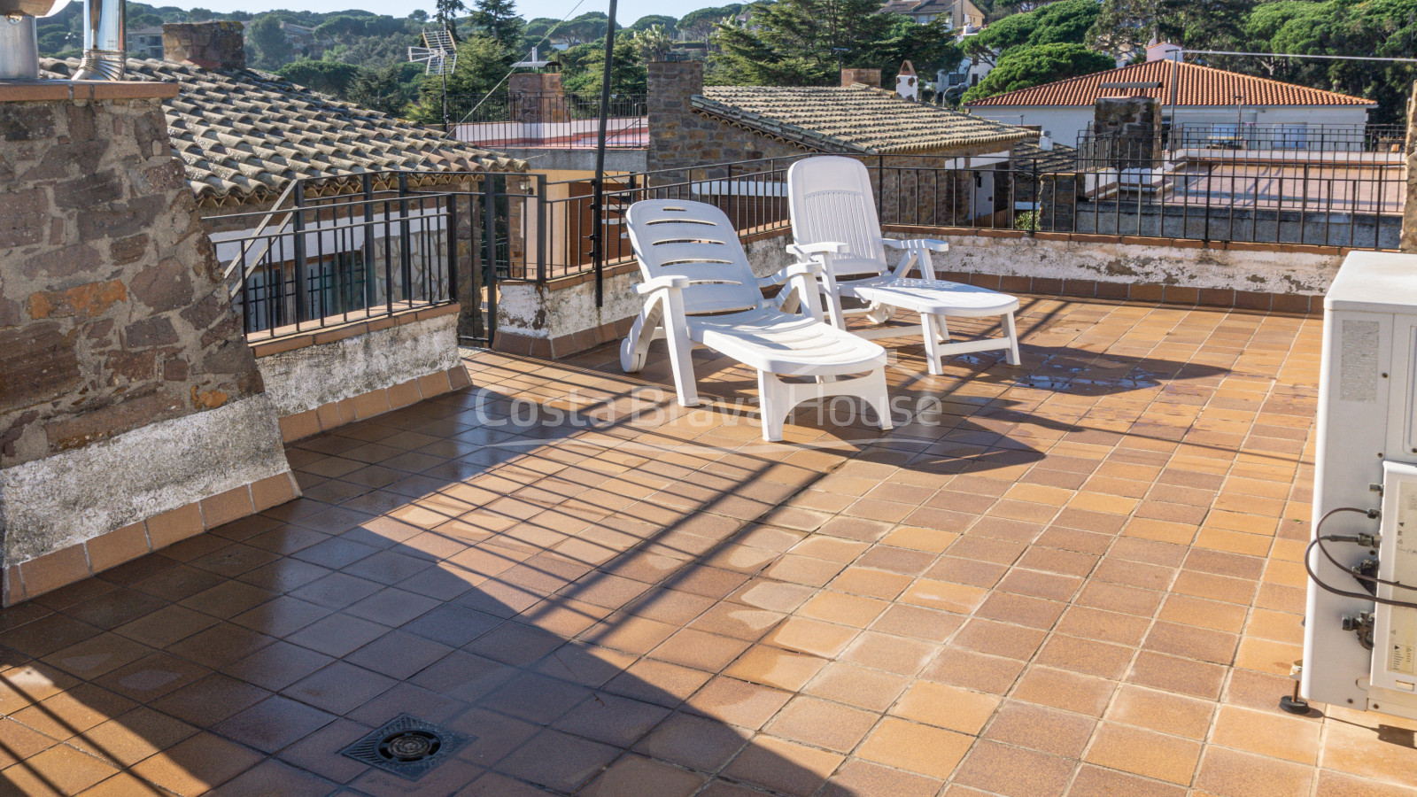 House for sale in Calella Palafrugell 10 min from the beach, in an attractive community with pool