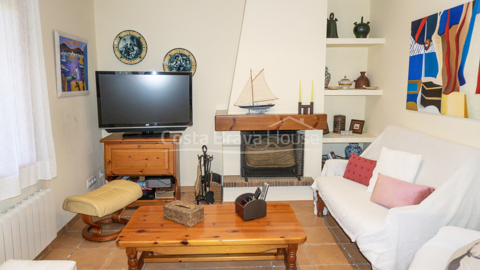 House for sale in Calella Palafrugell 10 min from the beach, in an attractive community with pool
