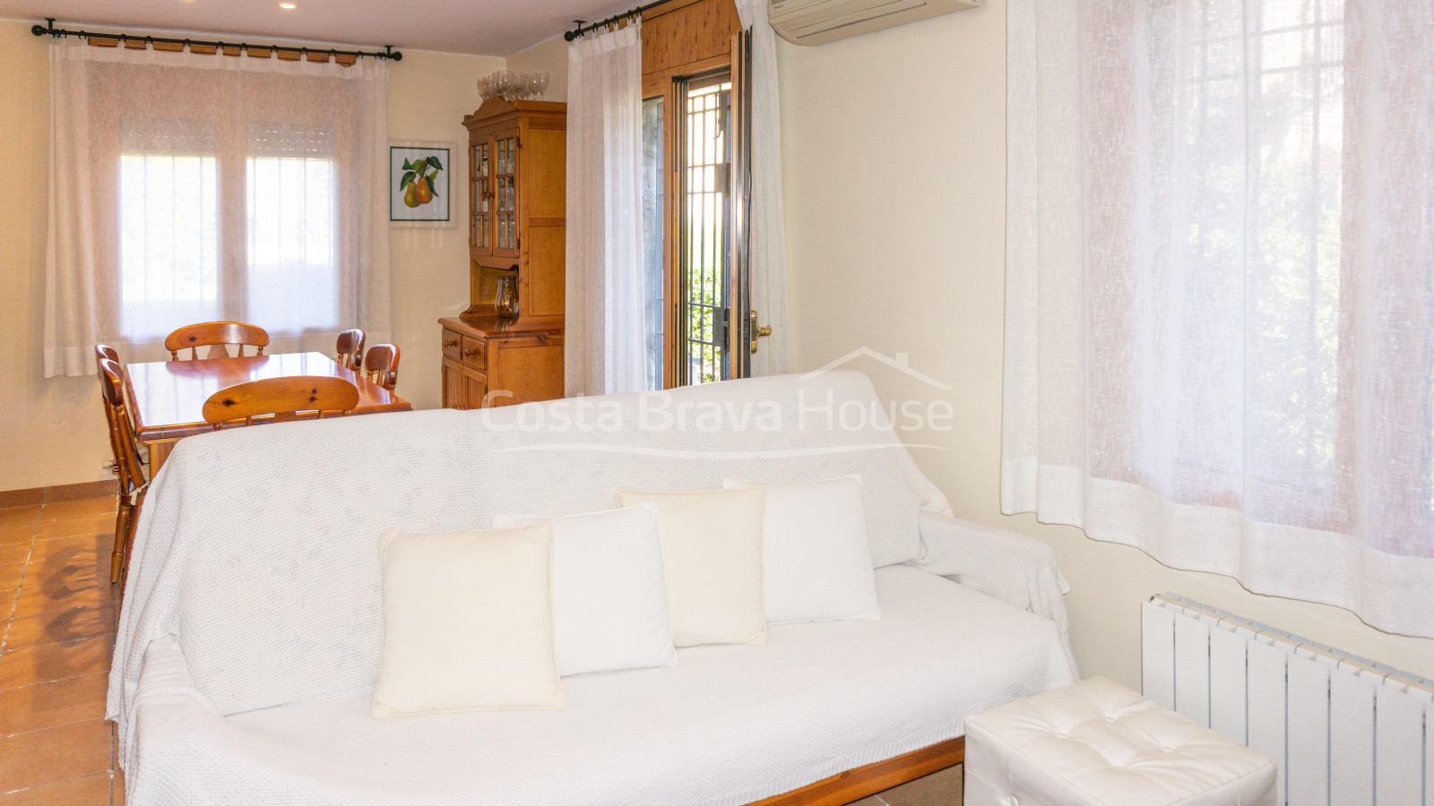 House for sale in Calella Palafrugell 10 min from the beach, in an attractive community with pool