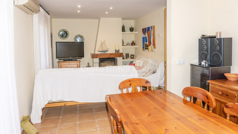House for sale in Calella Palafrugell 10 min from the beach, in an attractive community with pool