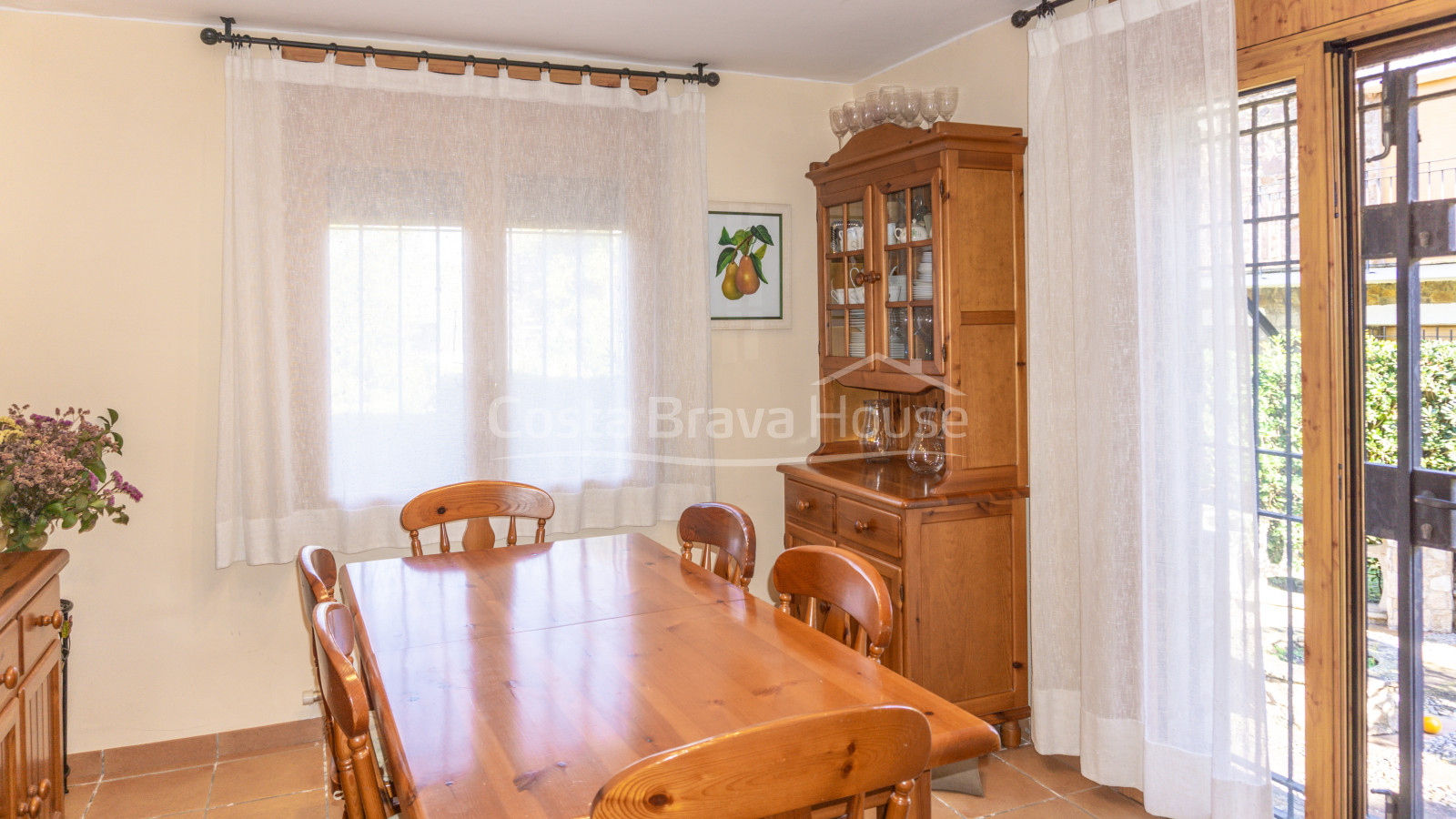 House for sale in Calella Palafrugell 10 min from the beach, in an attractive community with pool