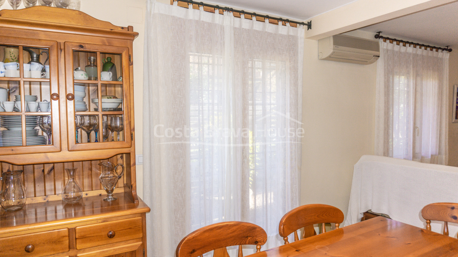 House for sale in Calella Palafrugell 10 min from the beach, in an attractive community with pool
