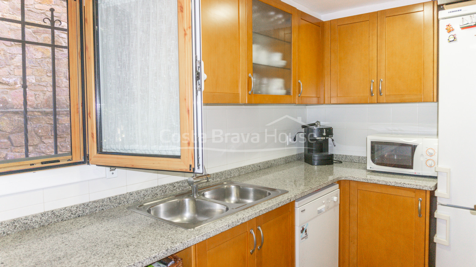 House for sale in Calella Palafrugell 10 min from the beach, in an attractive community with pool