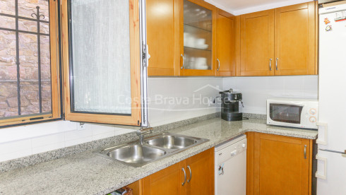 House for sale in Calella Palafrugell 10 min from the beach, in an attractive community with pool