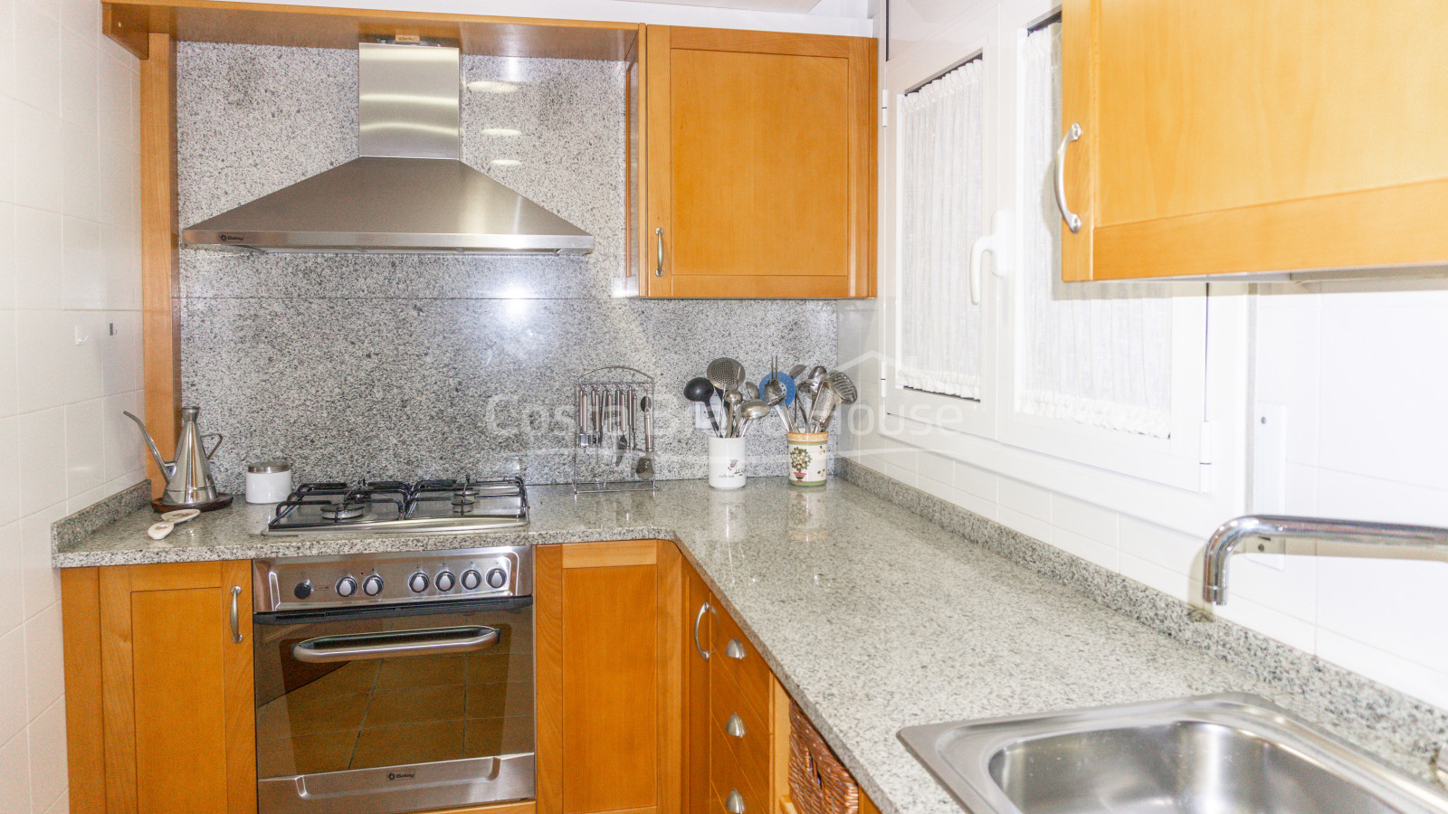 House for sale in Calella Palafrugell 10 min from the beach, in an attractive community with pool