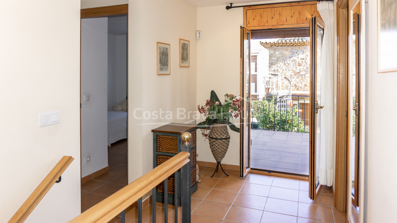 House for sale in Calella Palafrugell 10 min from the beach, in an attractive community with pool