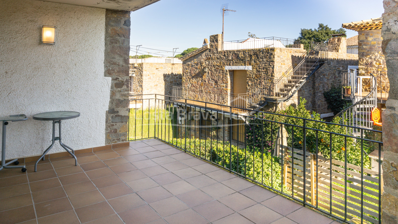 House for sale in Calella Palafrugell 10 min from the beach, in an attractive community with pool