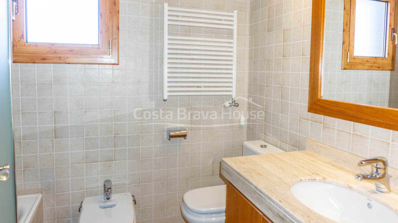 House for sale in Calella Palafrugell 10 min from the beach, in an attractive community with pool