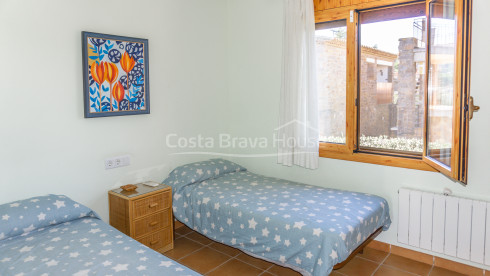 House for sale in Calella Palafrugell 10 min from the beach, in an attractive community with pool
