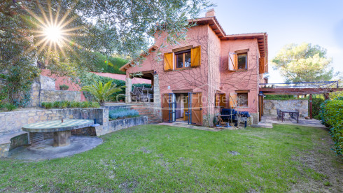 Semi-rustic style house fully renovated for sale in Llafranc, 1,5 km from the beach and promenade