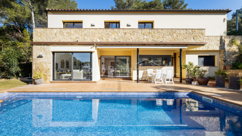 Maison en excellent état, avec jardin et piscine, très proche d'Aiguablava et Tamariu.