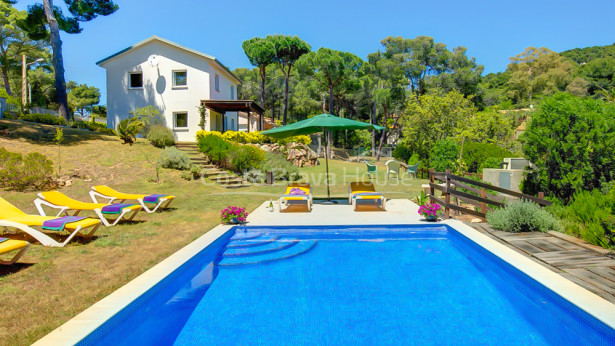Casa en venta en Tamariu con 1600 m2 de terreno y jardín con piscina