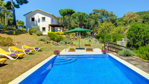 Casa en venda a Tamariu amb 1600 m2 de terreny i jardí amb piscina