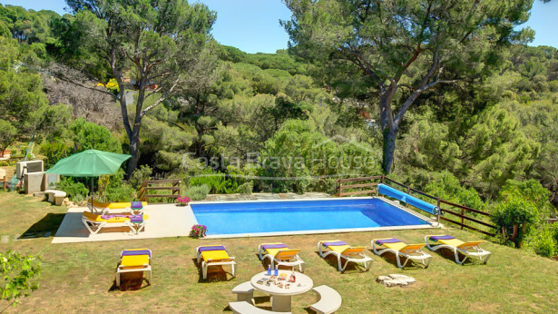 House for sale in Tamariu with 1600 m2 of land and garden with pool