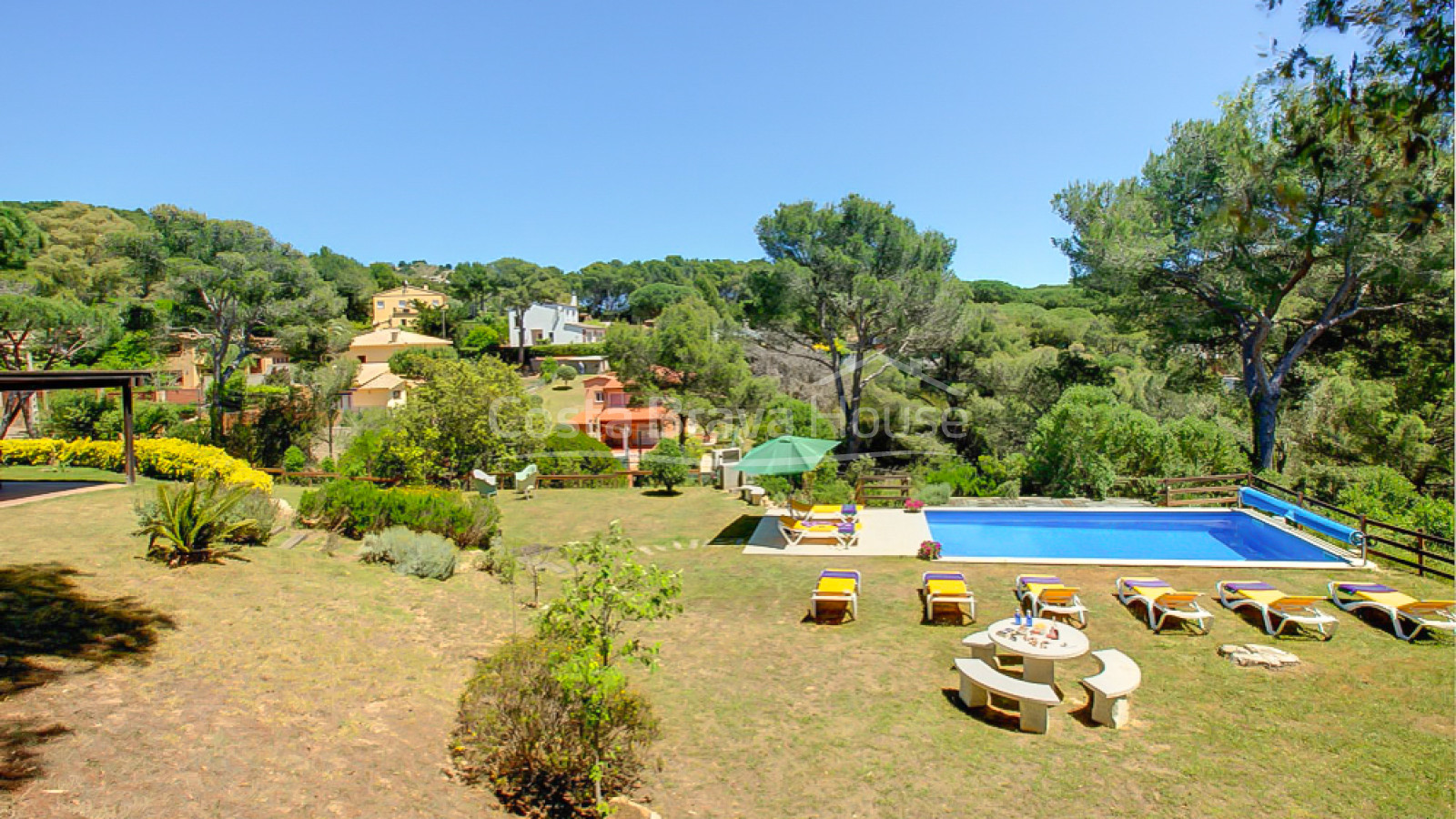 Casa en venta en Tamariu con 1600 m2 de terreno y jardín con piscina