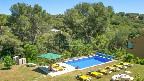 Casa en venta en Tamariu con 1600 m2 de terreno y jardín con piscina