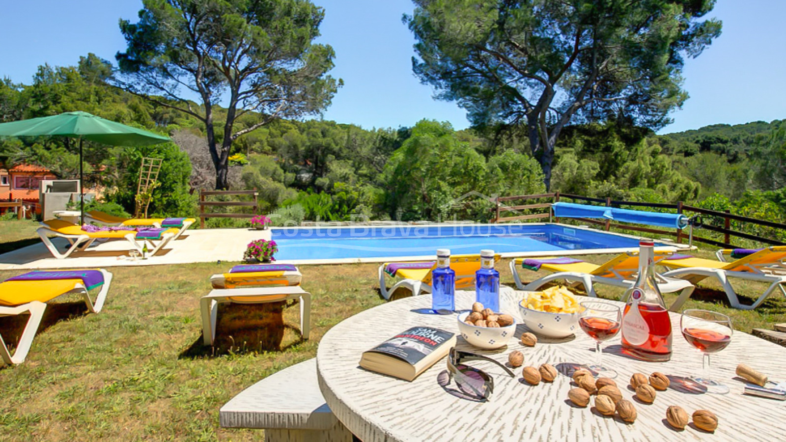 Casa en venta en Tamariu con 1600 m2 de terreno y jardín con piscina