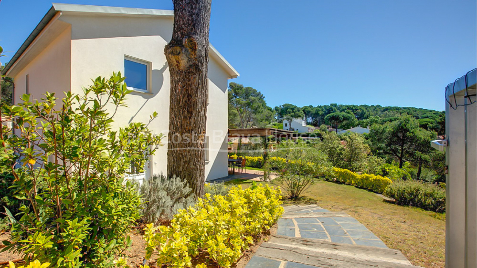 Casa en venta en Tamariu con 1600 m2 de terreno y jardín con piscina