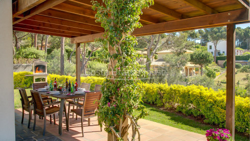 Casa en venta en Tamariu con 1600 m2 de terreno y jardín con piscina