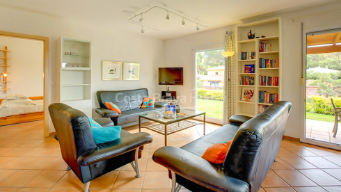 Casa en venta en Tamariu con 1600 m2 de terreno y jardín con piscina