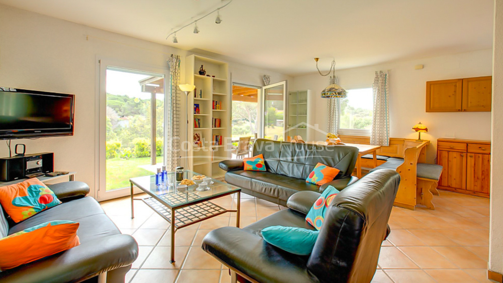 Casa en venta en Tamariu con 1600 m2 de terreno y jardín con piscina