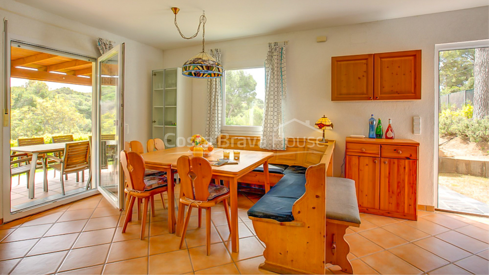 Casa en venta en Tamariu con 1600 m2 de terreno y jardín con piscina