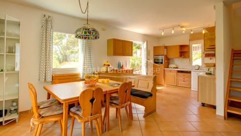 Casa en venta en Tamariu con 1600 m2 de terreno y jardín con piscina