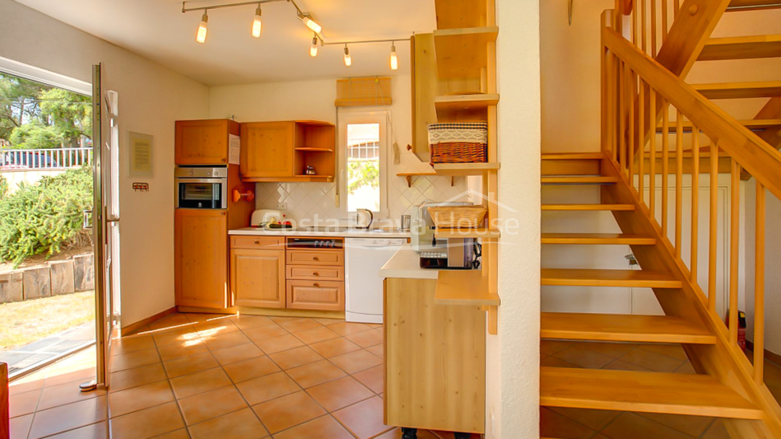 Casa en venta en Tamariu con 1600 m2 de terreno y jardín con piscina