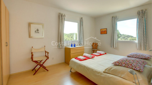 Casa en venta en Tamariu con 1600 m2 de terreno y jardín con piscina