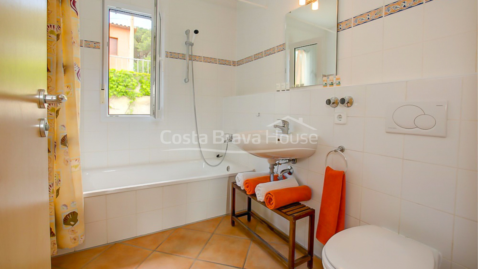 Casa en venta en Tamariu con 1600 m2 de terreno y jardín con piscina