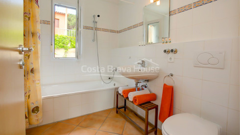 Casa en venta en Tamariu con 1600 m2 de terreno y jardín con piscina